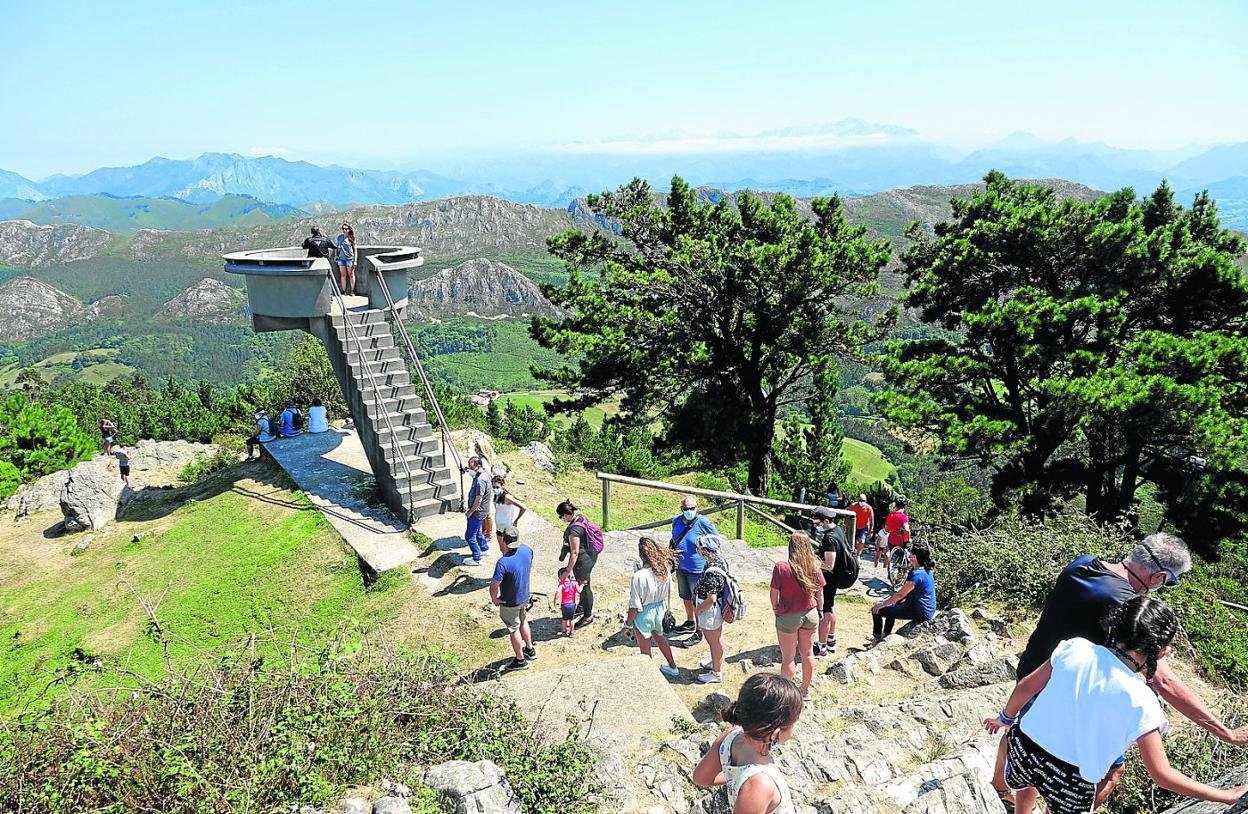 Varios turistas hacen cola para disfrutar del Mirador del Fitu. 