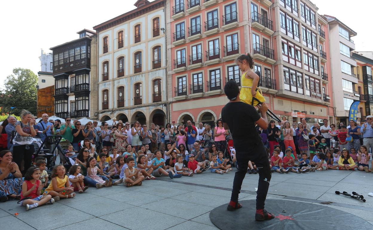 'AstuRisas' cambia la Plaza de España por Álvarez Acebal. 