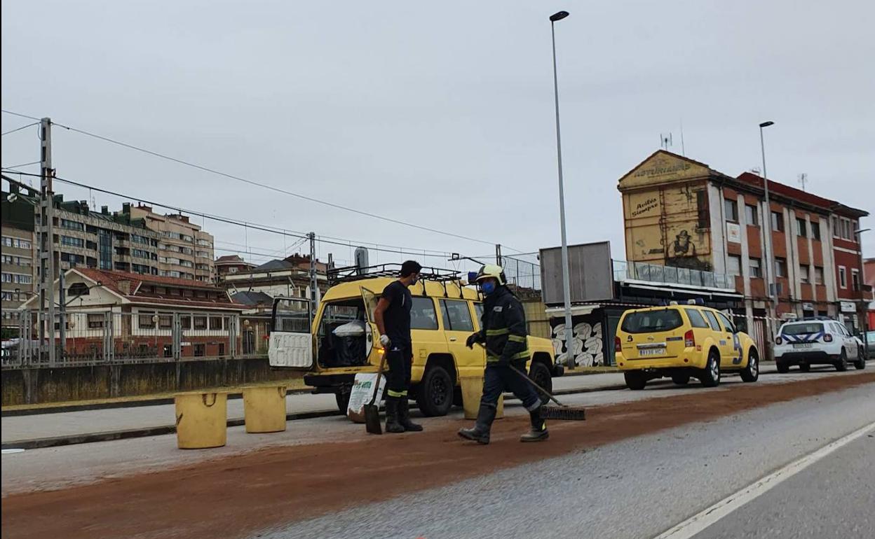 Operarios de Bomberos de Asturias limpian el vertido en Conde de Guadalhorce.