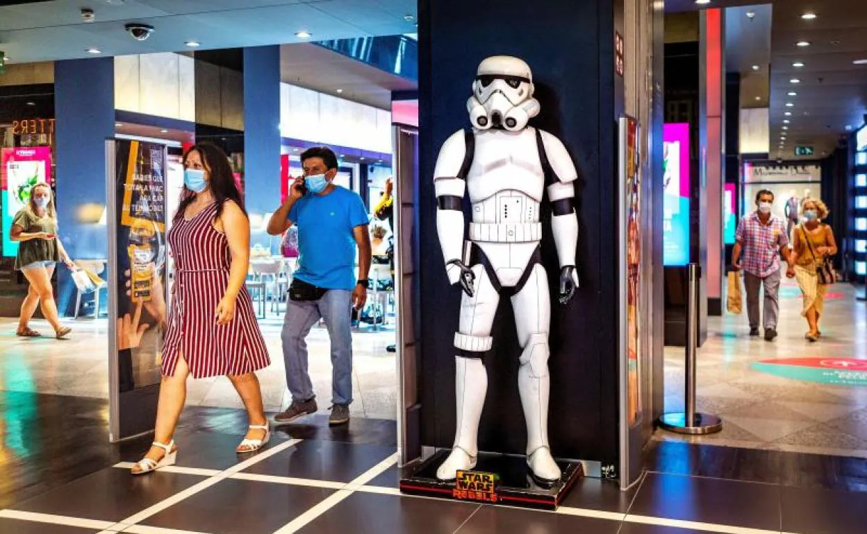 Clientes con mascarilla en un centro comercial de Barcelona. 