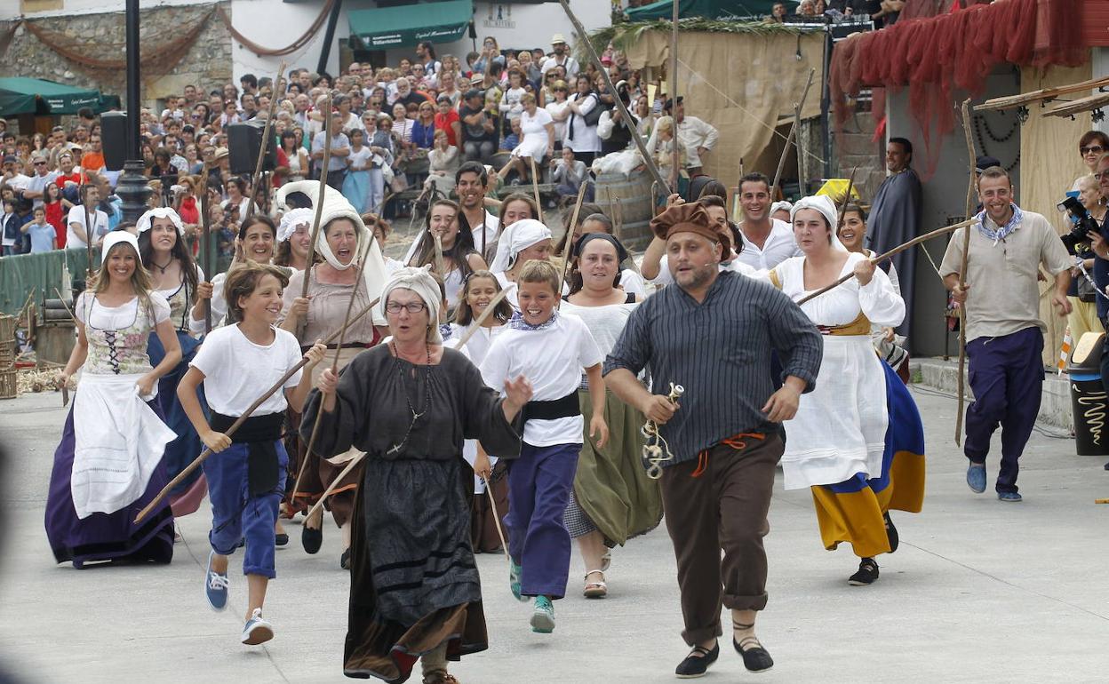 Recreación del desembarco por las calles de Tazones.