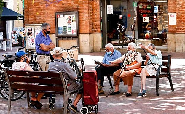 Las comunidades sacan más artillería: mascarillas, cartillas y controles anticovid y botellones prohibidos