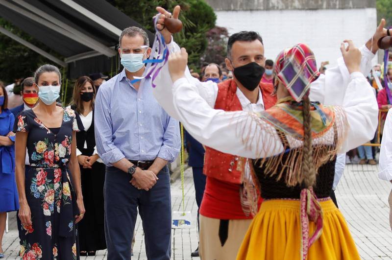 Don Felipe y doña Letizia iniciaron en Canarias su gira por todo el país tras el confinamiento. Los Reyes visitarán todas las comunidades autónomas de España con el objetivo de apoyar al turismo después de la pandemia. 