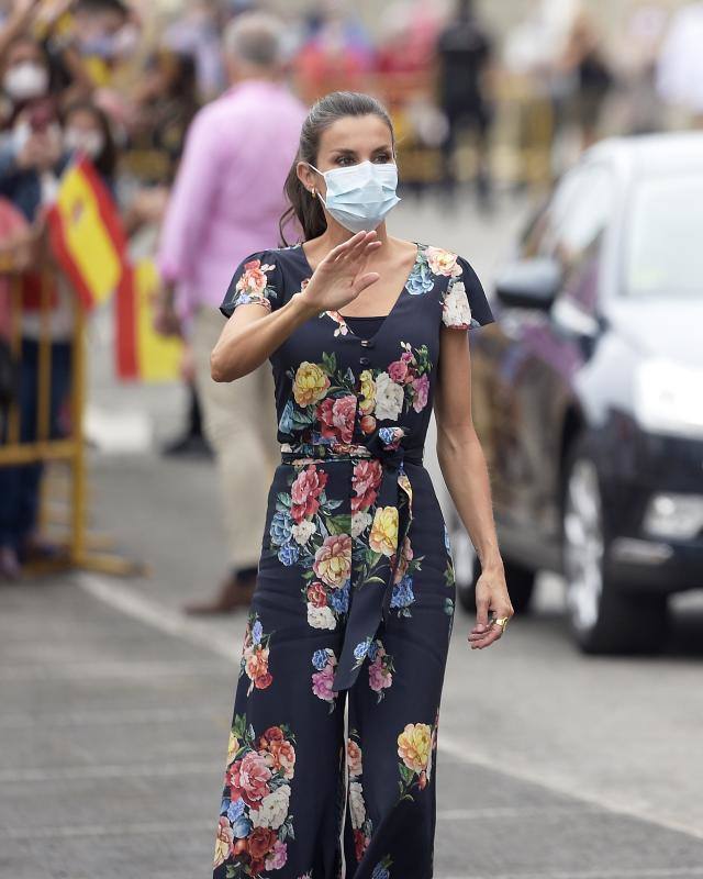 Don Felipe y doña Letizia iniciaron en Canarias su gira por todo el país tras el confinamiento. Los Reyes visitarán todas las comunidades autónomas de España con el objetivo de apoyar al turismo después de la pandemia. 