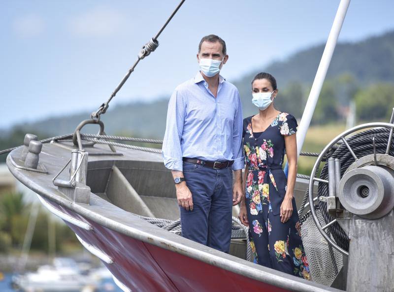 Don Felipe y doña Letizia iniciaron en Canarias su gira por todo el país tras el confinamiento. Los Reyes visitarán todas las comunidades autónomas de España con el objetivo de apoyar al turismo después de la pandemia. 