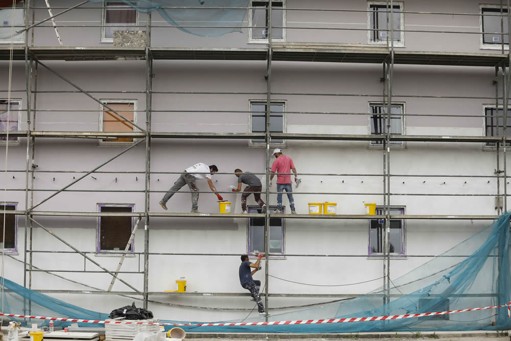 Varios albañiles trabajan en una obra 