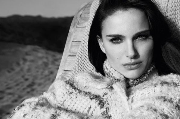 Natalie Portman | Un elevado número de mujeres famosas de todos los países se han sumado al reto #WomenSupportingwomen, una iniciativa que comenzó en Estados Unidos con el que las mujeres buscan el apoyo y el aliento de sus congéneres. Este movimiento comenzó tras el discurso feminista que pronunció en el Congreso de EE UU la política Alexandria Ocasio-Cortez, en el que denunciaba los insultos machistas que había recibido por parte de un legislador republicano. 