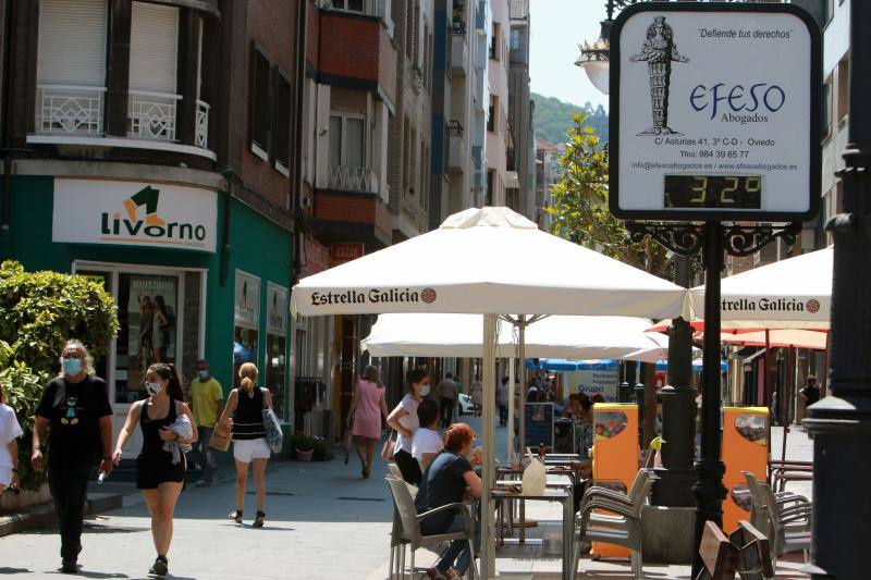 La región se encuentra este jueves en alerta naranja por temperaturas máximas que podrían rozar los 40 grados en algunas localidades. El sol ha animado a asturianos y visitantes a salir a playas, paseos o terrazas desde primera hora. Algunos arenales han tenido que ser cerrados por momentos. También a coger la canoa y bajar el Sella 