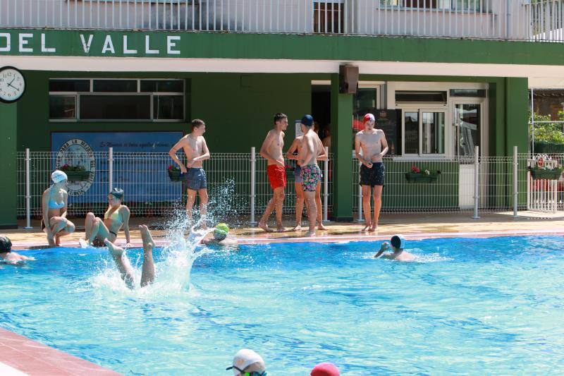 La región se encuentra este jueves en alerta naranja por temperaturas máximas que podrían rozar los 40 grados en algunas localidades. El sol ha animado a asturianos y visitantes a salir a playas, paseos o terrazas desde primera hora. Algunos arenales han tenido que ser cerrados por momentos. También a coger la canoa y bajar el Sella 