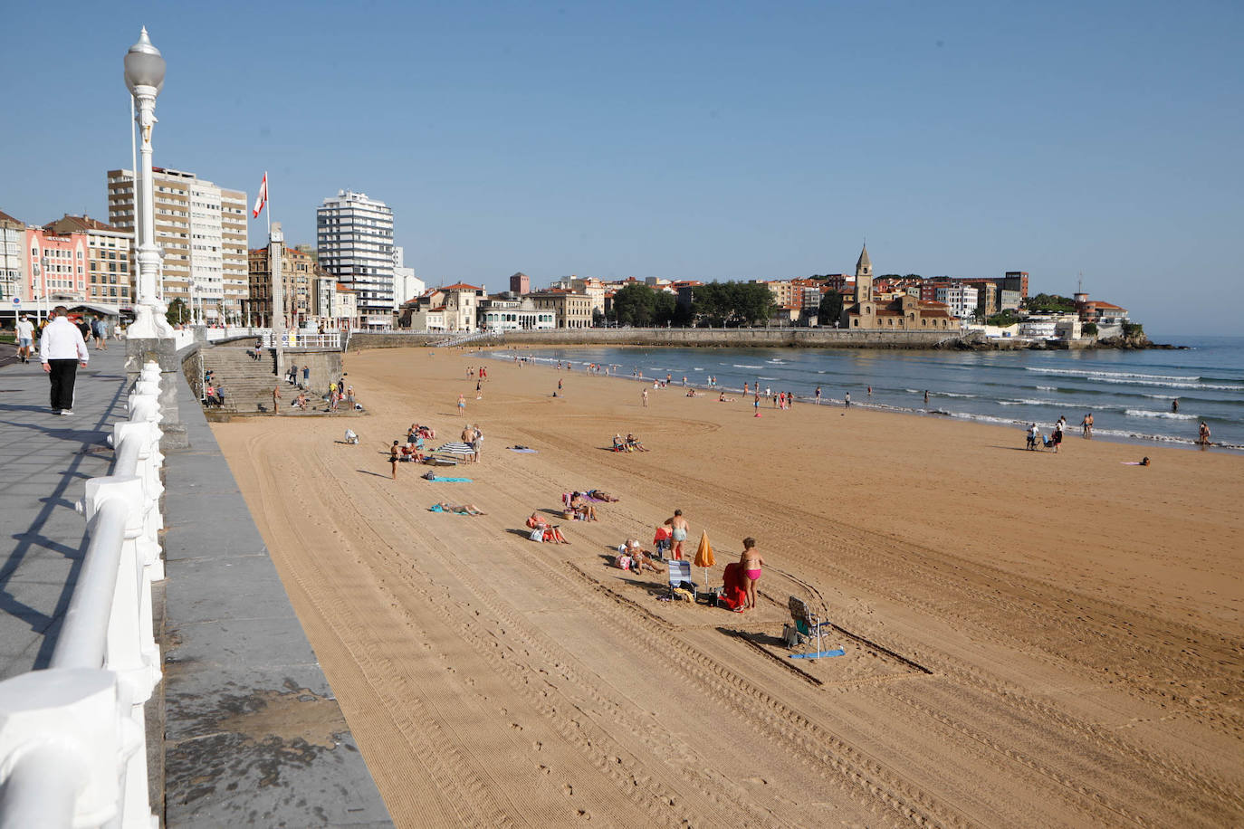 La región se encuentra este jueves en alerta naranja por temperaturas máximas que podrían rozar los 40 grados en algunas localidades. El sol ha animado a asturianos y visitantes a salir a playas, paseos o terrazas desde primera hora.