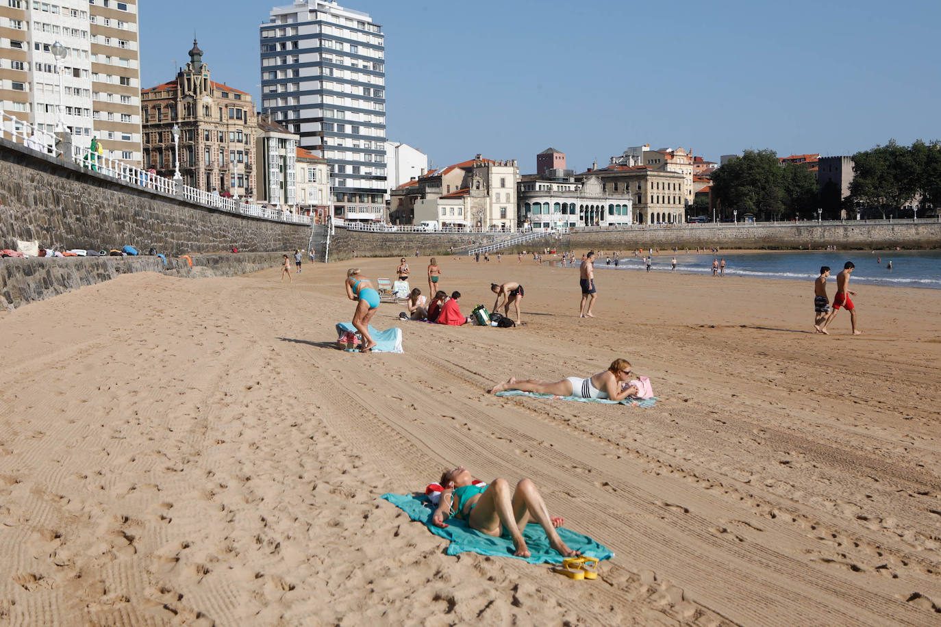 La región se encuentra este jueves en alerta naranja por temperaturas máximas que podrían rozar los 40 grados en algunas localidades. El sol ha animado a asturianos y visitantes a salir a playas, paseos o terrazas desde primera hora.