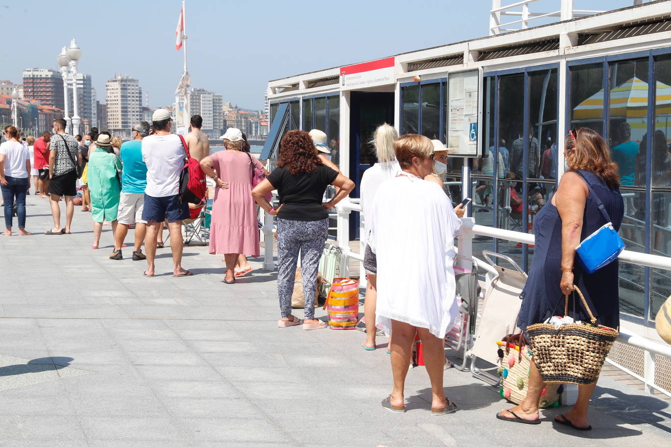 La región se encuentra este jueves en alerta naranja por temperaturas máximas que podrían rozar los 40 grados en algunas localidades. El sol ha animado a asturianos y visitantes a salir a playas, paseos o terrazas desde primera hora.