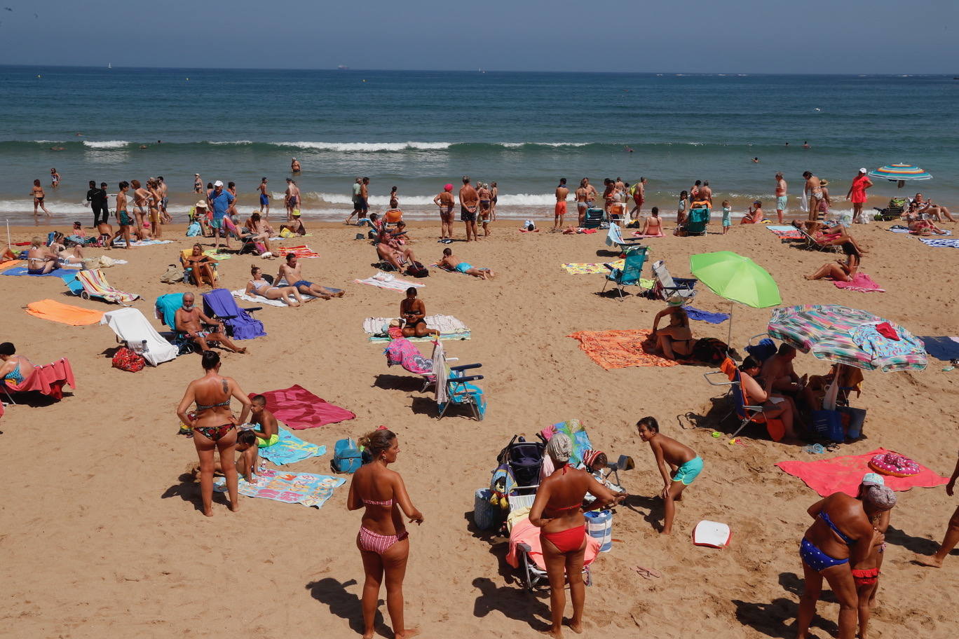 La región se encuentra este jueves en alerta naranja por temperaturas máximas que podrían rozar los 40 grados en algunas localidades. El sol ha animado a asturianos y visitantes a salir a playas, paseos o terrazas desde primera hora.