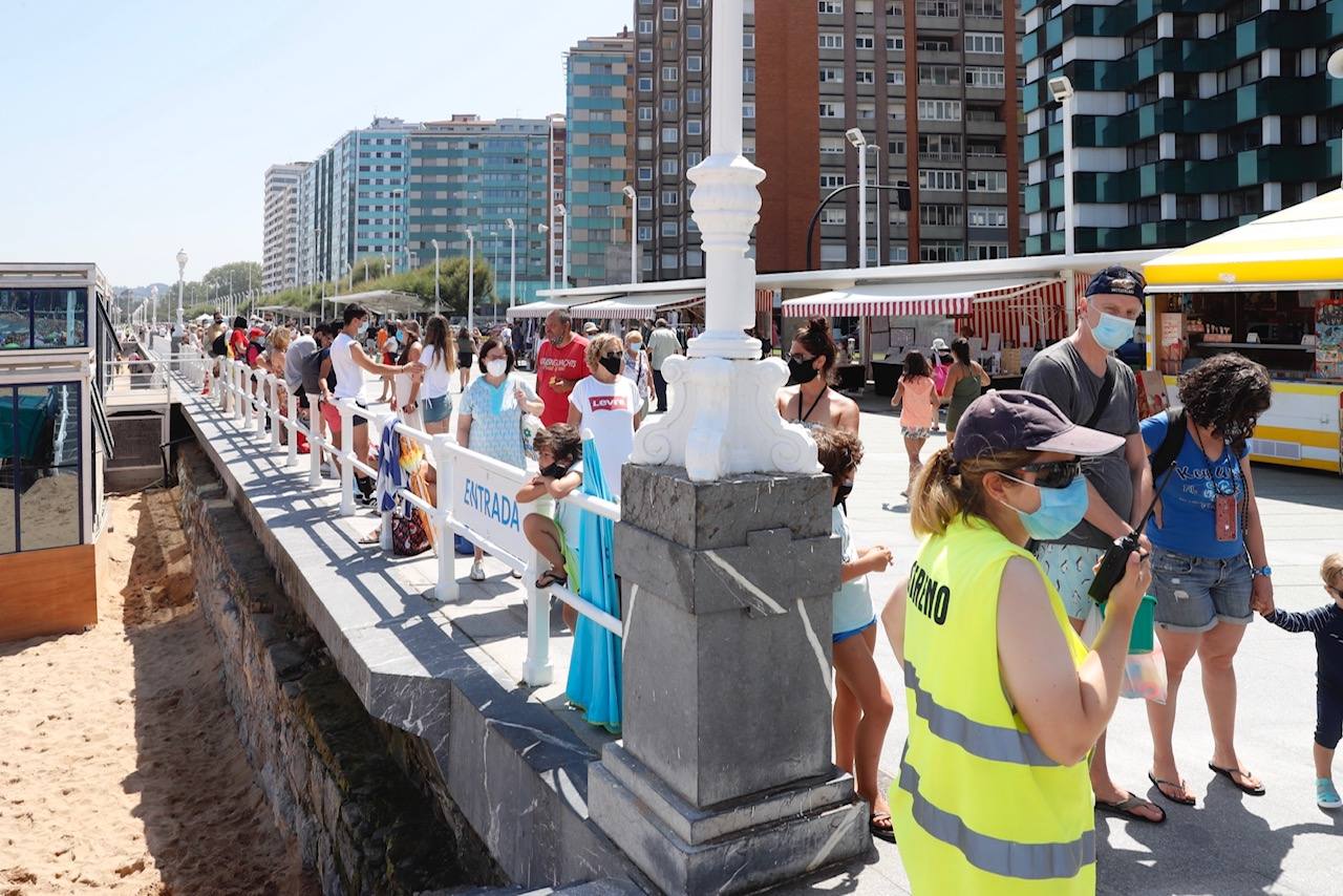 La región se encuentra este jueves en alerta naranja por temperaturas máximas que podrían rozar los 40 grados en algunas localidades. El sol ha animado a asturianos y visitantes a salir a playas, paseos o terrazas desde primera hora.