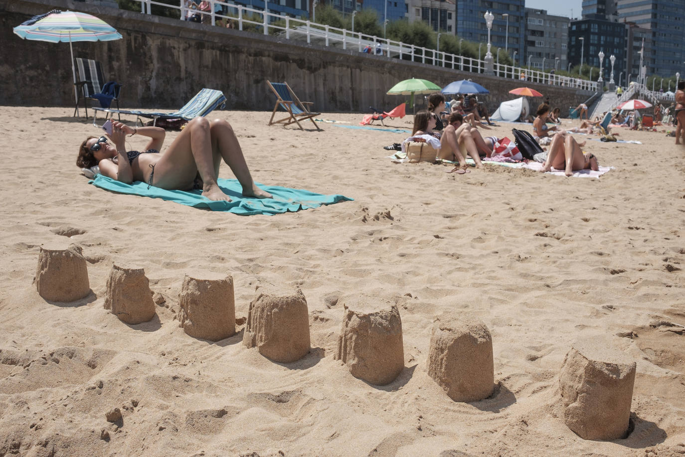 La región se encuentra este jueves en alerta naranja por temperaturas máximas que podrían rozar los 40 grados en algunas localidades. El sol ha animado a asturianos y visitantes a salir a playas, paseos o terrazas desde primera hora. Algunos arenales han tenido que ser cerrados por momentos. También a coger la canoa y bajar el Sella 