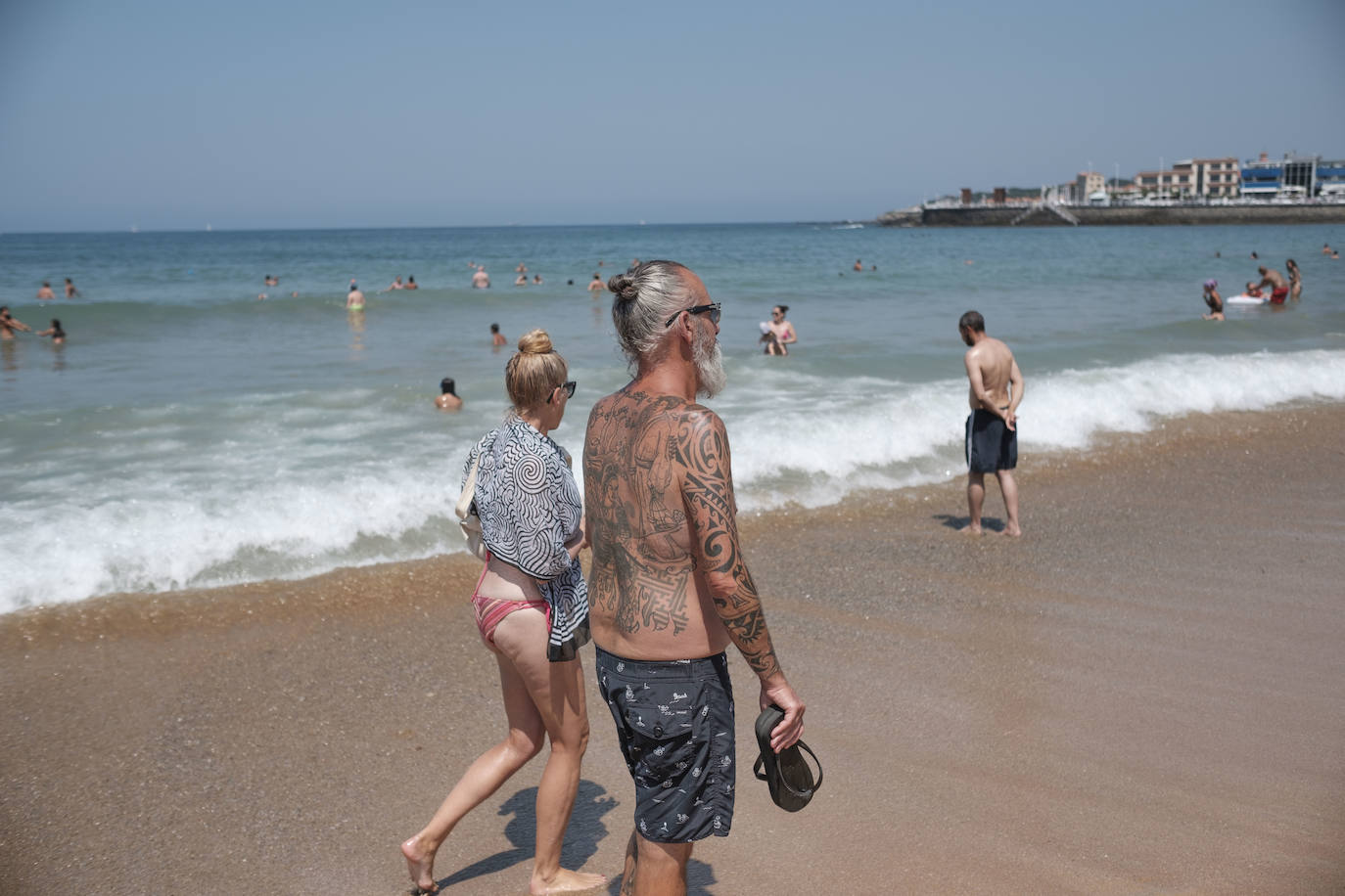 La región se encuentra este jueves en alerta naranja por temperaturas máximas que podrían rozar los 40 grados en algunas localidades. El sol ha animado a asturianos y visitantes a salir a playas, paseos o terrazas desde primera hora. Algunos arenales han tenido que ser cerrados por momentos. También a coger la canoa y bajar el Sella 