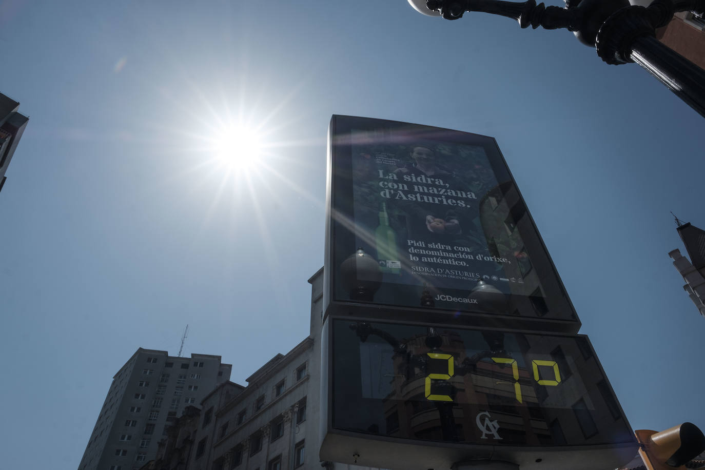 La región se encuentra este jueves en alerta naranja por temperaturas máximas que podrían rozar los 40 grados en algunas localidades. El sol ha animado a asturianos y visitantes a salir a playas, paseos o terrazas desde primera hora. Algunos arenales han tenido que ser cerrados por momentos. También a coger la canoa y bajar el Sella 