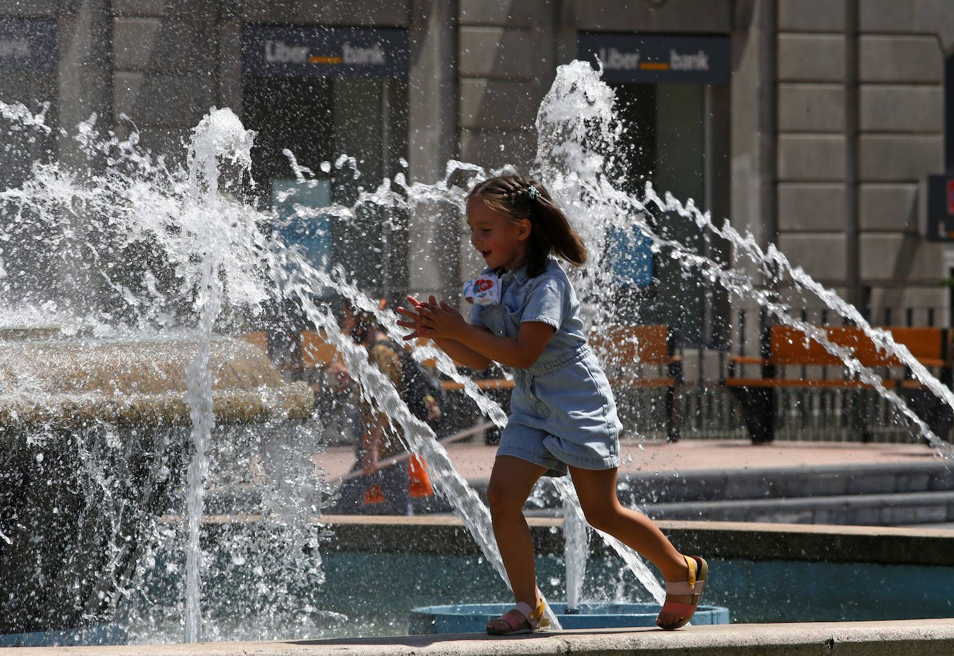 La región se encuentra este jueves en alerta naranja por temperaturas máximas que podrían rozar los 40 grados en algunas localidades. El sol ha animado a asturianos y visitantes a salir a playas, paseos o terrazas desde primera hora. Algunos arenales han tenido que ser cerrados por momentos. También a coger la canoa y bajar el Sella 