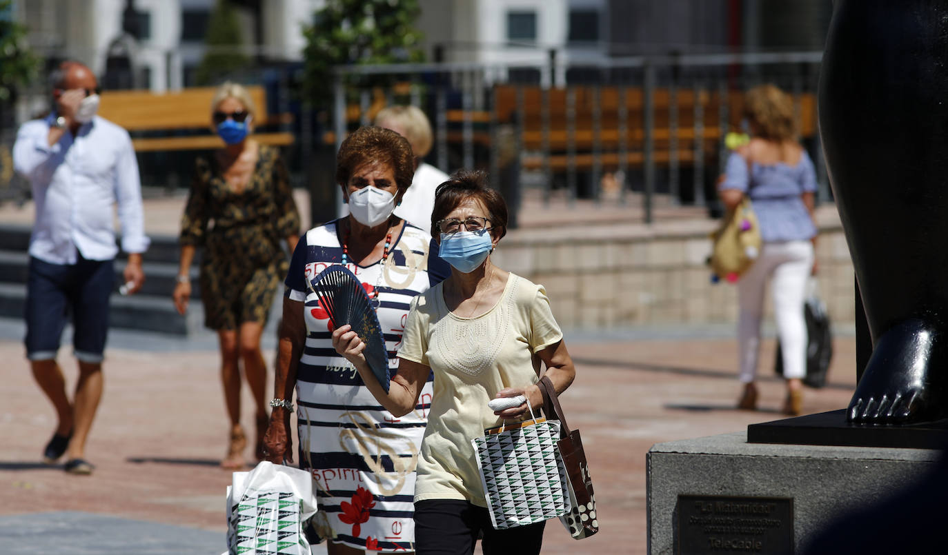 La región se encuentra este jueves en alerta naranja por temperaturas máximas que podrían rozar los 40 grados en algunas localidades. El sol ha animado a asturianos y visitantes a salir a playas, paseos o terrazas desde primera hora. Algunos arenales han tenido que ser cerrados por momentos. También a coger la canoa y bajar el Sella 