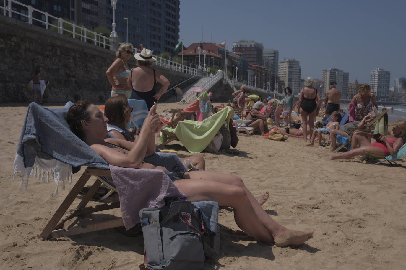 La región se encuentra este jueves en alerta naranja por temperaturas máximas que podrían rozar los 40 grados en algunas localidades. El sol ha animado a asturianos y visitantes a salir a playas, paseos o terrazas desde primera hora. Algunos arenales han tenido que ser cerrados por momentos. También a coger la canoa y bajar el Sella 