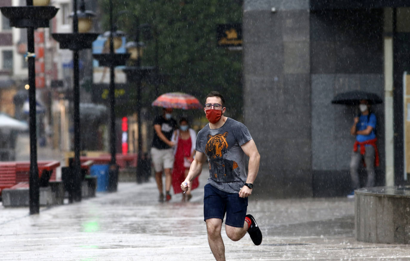 Fotos: La tormenta enfría el ambiente y vacía playas