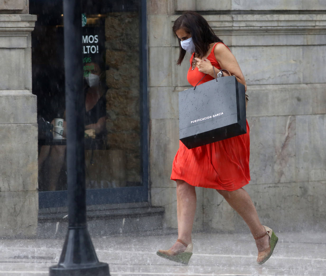 Fotos: La tormenta enfría el ambiente y vacía playas