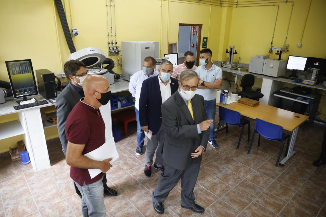 Gregorio Rabanal muestra el nuevo laboratorio de Hunosa a responsables sindicales y políticos. 