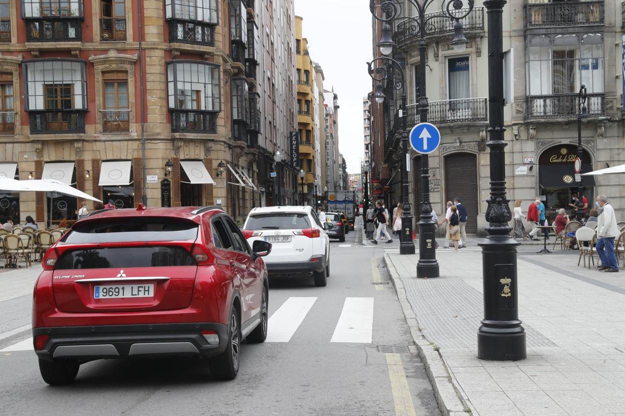 Nueva señal en San Bernardo para impedir el giro a Covadonga. 