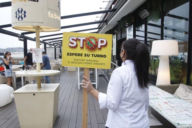 Un bar de la zona gijonesa de Fomento cierra tras dar positivo en COVID uno de sus camareros