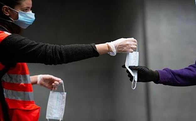 Coronavirus | Dónde debes guardar la mascarilla al quitártela: nunca en el bolsillo o el bolso