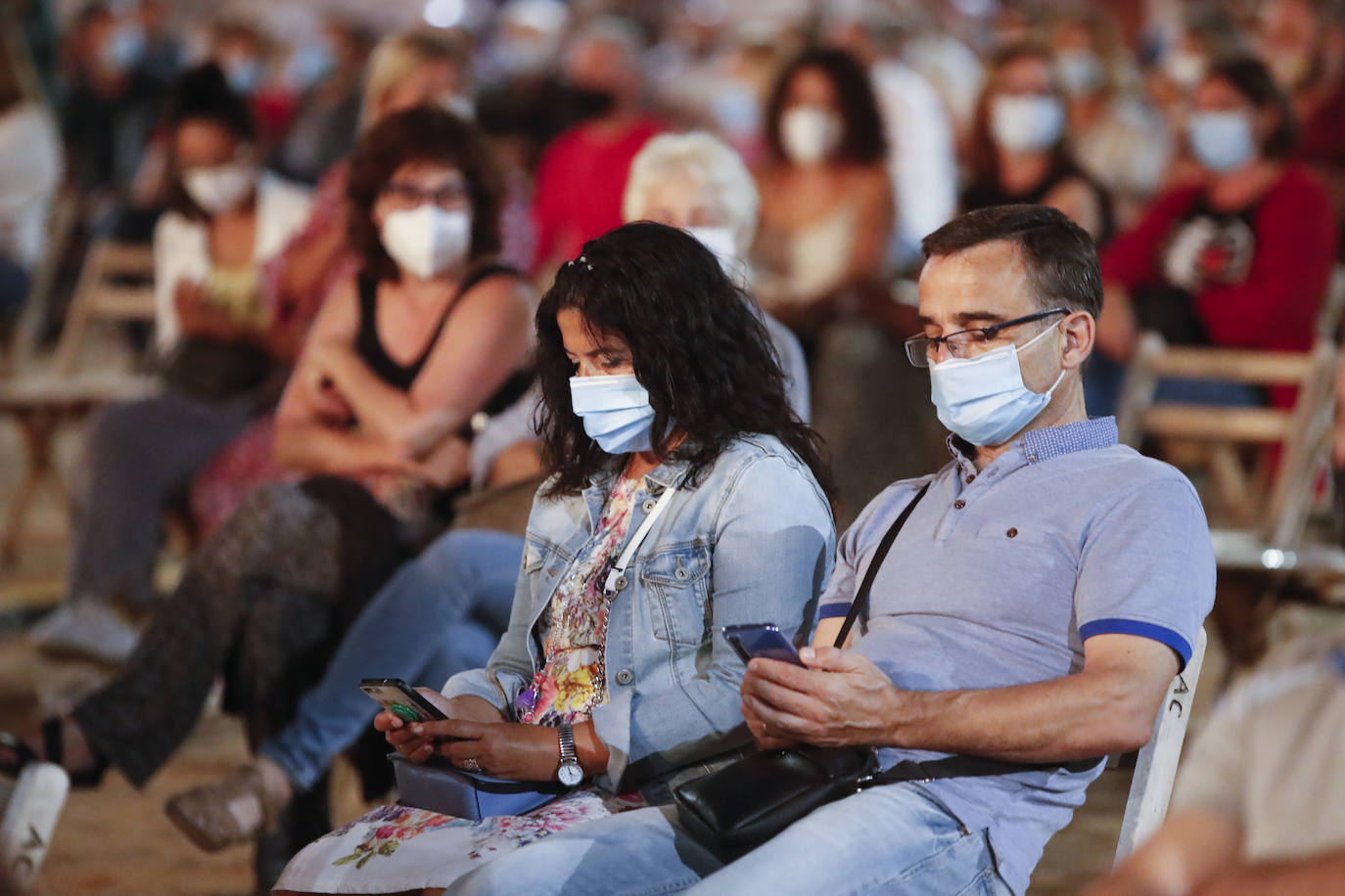 La organización extremó las precauciones tomando la temperatura a los asistentes.