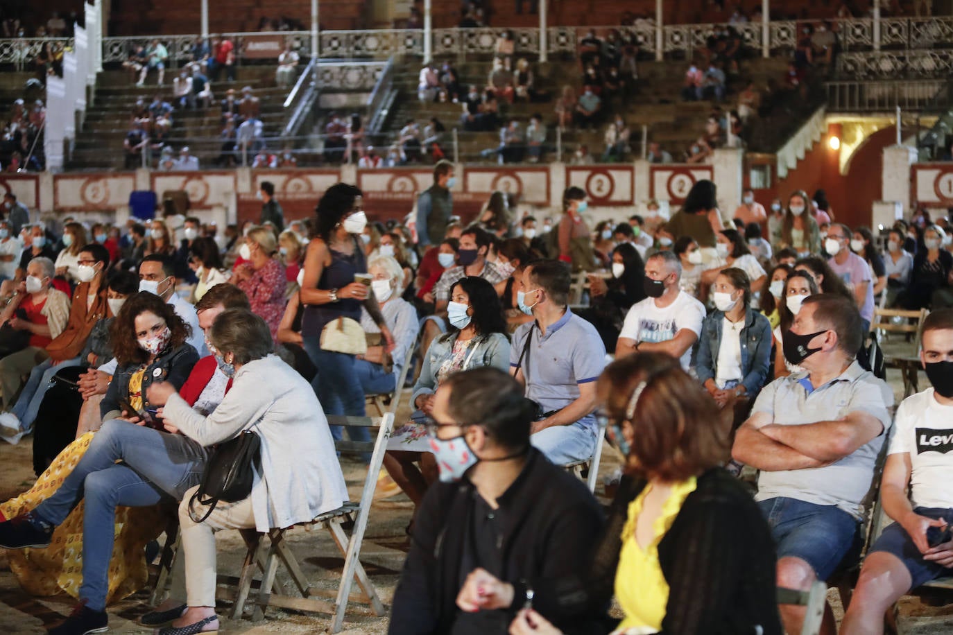 La organización extremó las precauciones tomando la temperatura a los asistentes.