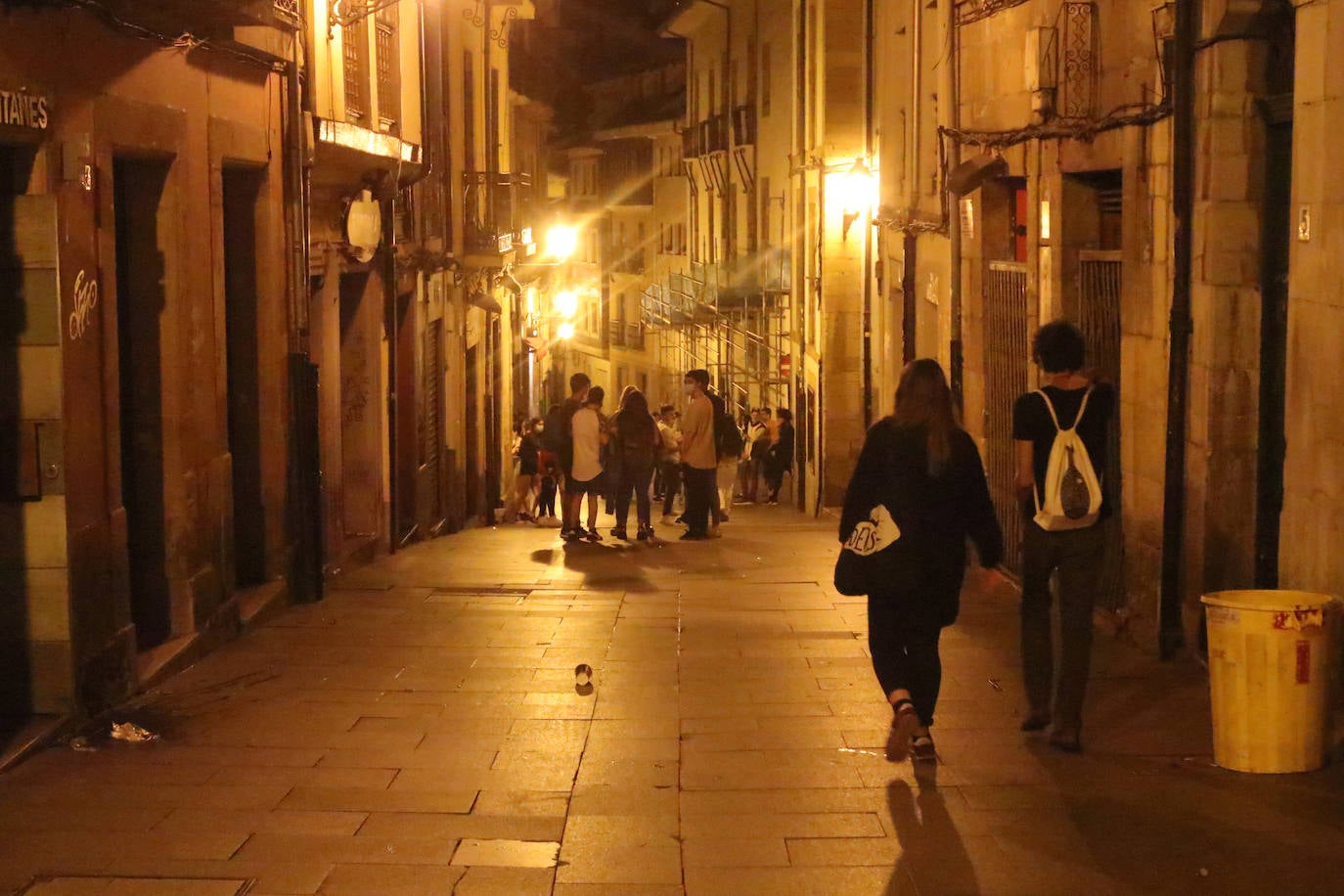 El cierre de los locales nocturnos en Oviedo estuvo bajo la estricta vigilancia de la Policía