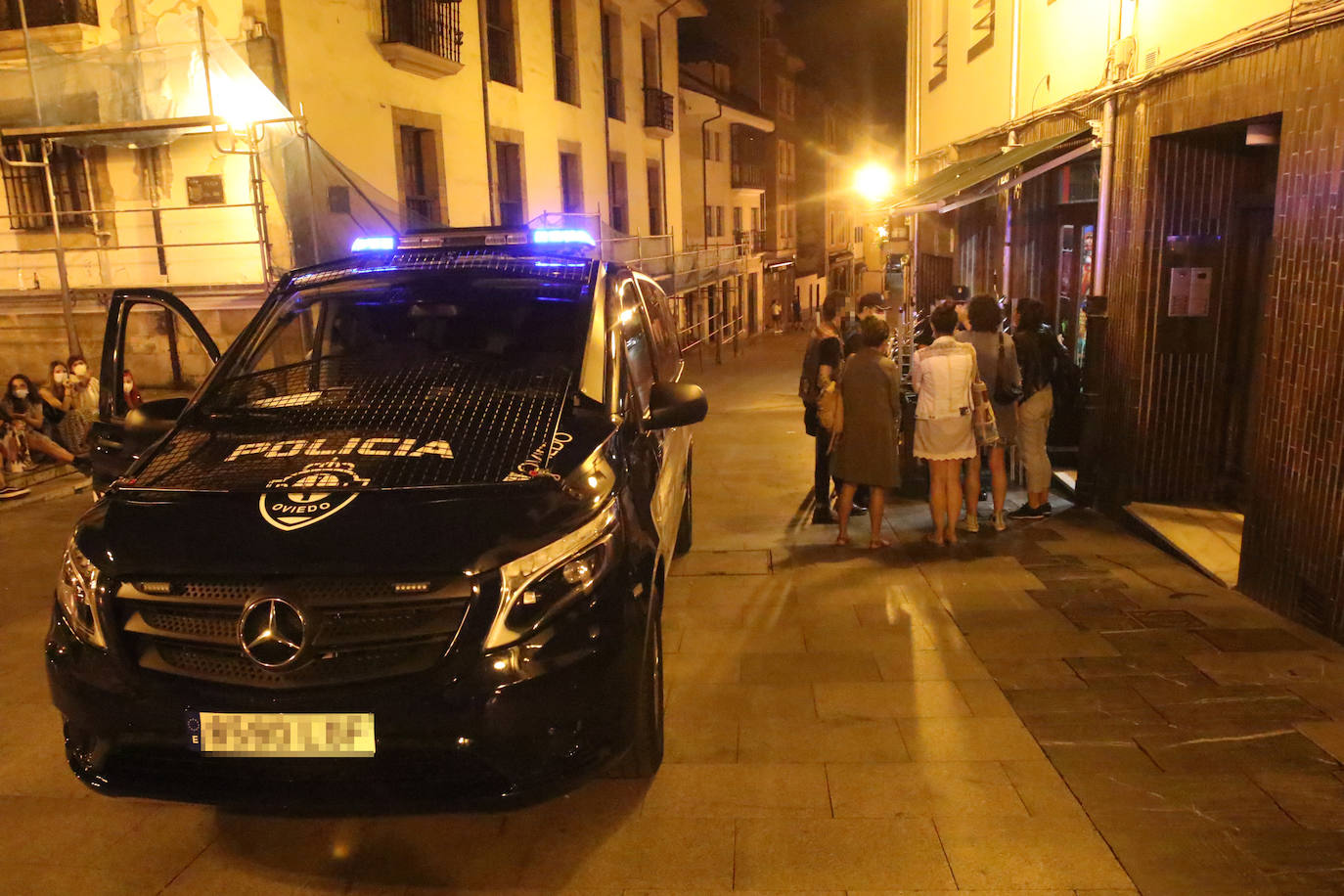 El cierre de los locales nocturnos en Oviedo estuvo bajo la estricta vigilancia de la Policía