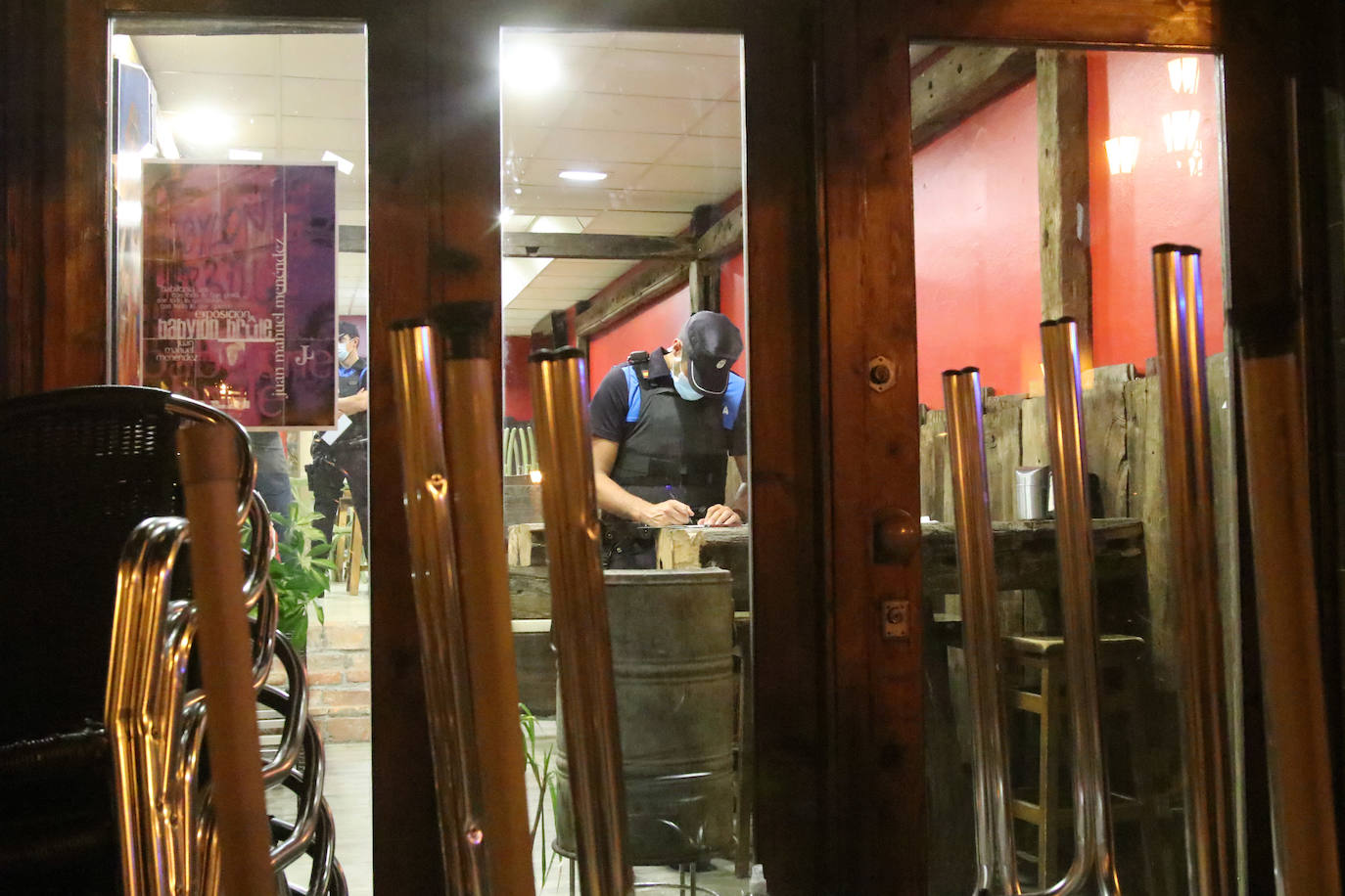 El cierre de los locales nocturnos en Oviedo estuvo bajo la estricta vigilancia de la Policía