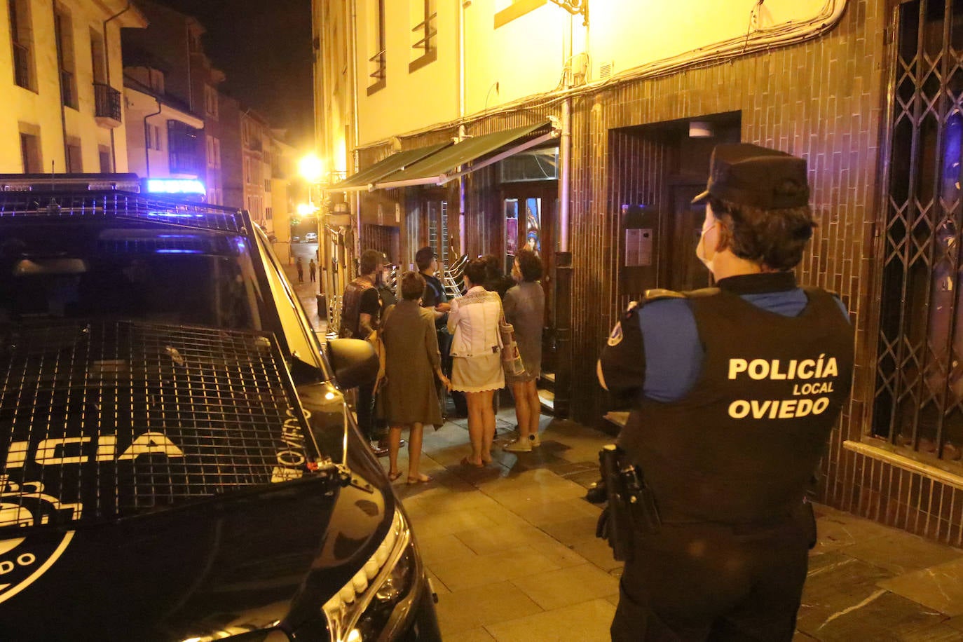 El cierre de los locales nocturnos en Oviedo estuvo bajo la estricta vigilancia de la Policía