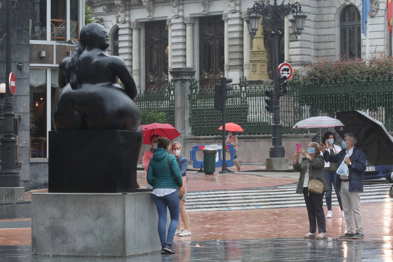 La región, que comienza el cambio de quincena con cielos nubosos, ha visto, no obstante, con sus puntos más turísticos se llenaban de visitantes. 