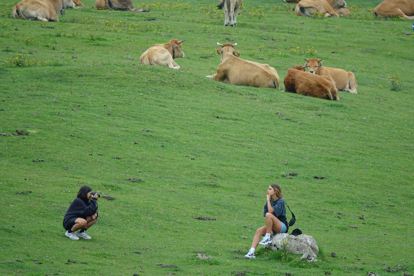 La región, que comienza el cambio de quincena con cielos nubosos, ha visto, no obstante, con sus puntos más turísticos se llenaban de visitantes. 