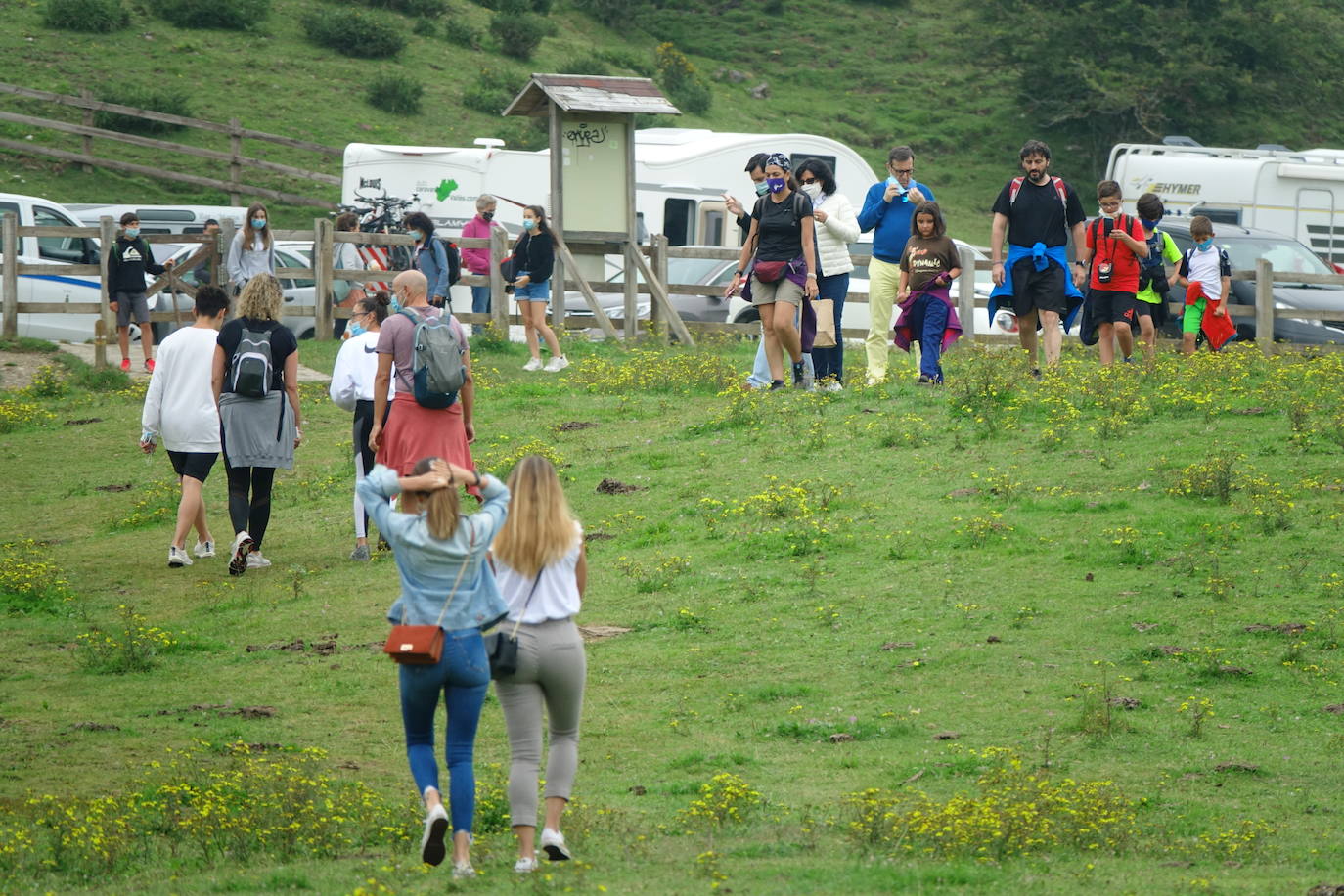 La región, que comienza el cambio de quincena con cielos nubosos, ha visto, no obstante, con sus puntos más turísticos se llenaban de visitantes. 