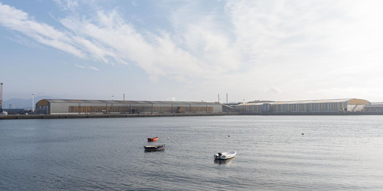 Las dos naves de Asturiana de Zinc en los muelles de la margen izquierda de la ría en los que se construirán los depósitos para recoger las aguas pluviales. 