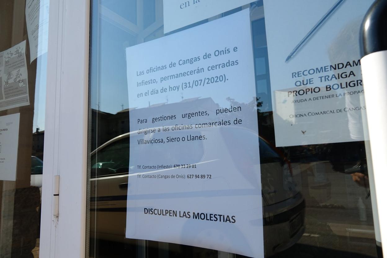 Cartel que avisa del cierre en la oficina de Cangas de Onís. 