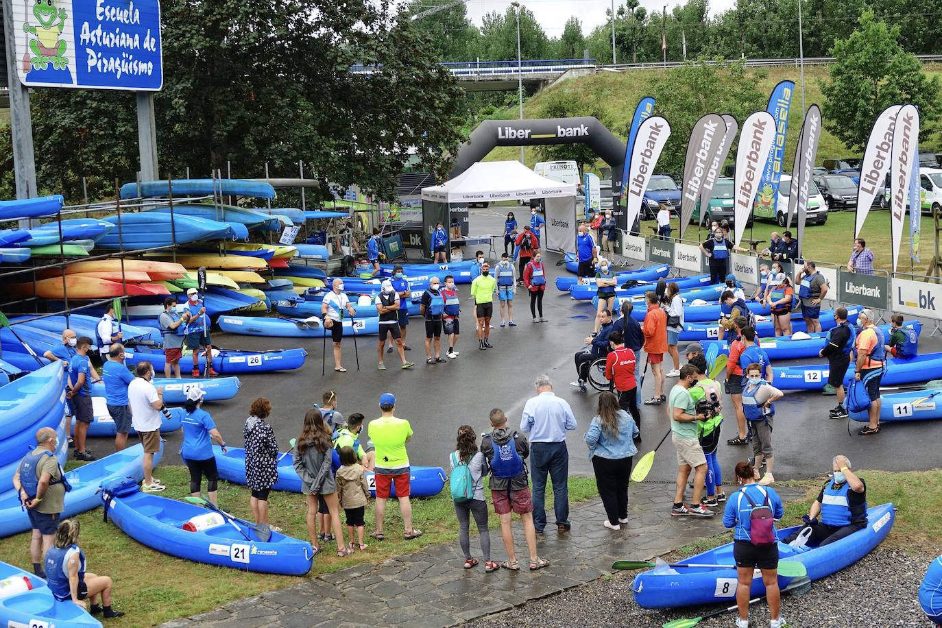 El XXVII Descenso del Sella Adaptado contó con la participación de un grupo reducido de deportistas con discapacidad para que la celebración de la prueba se ajustara a la normativa de prevención y actuación ante la #covid19. Las piraguas fueron ocupadas por una persona con discapacidad y un acompañante sin afectación y bajo medidas de seguridad sanitarias