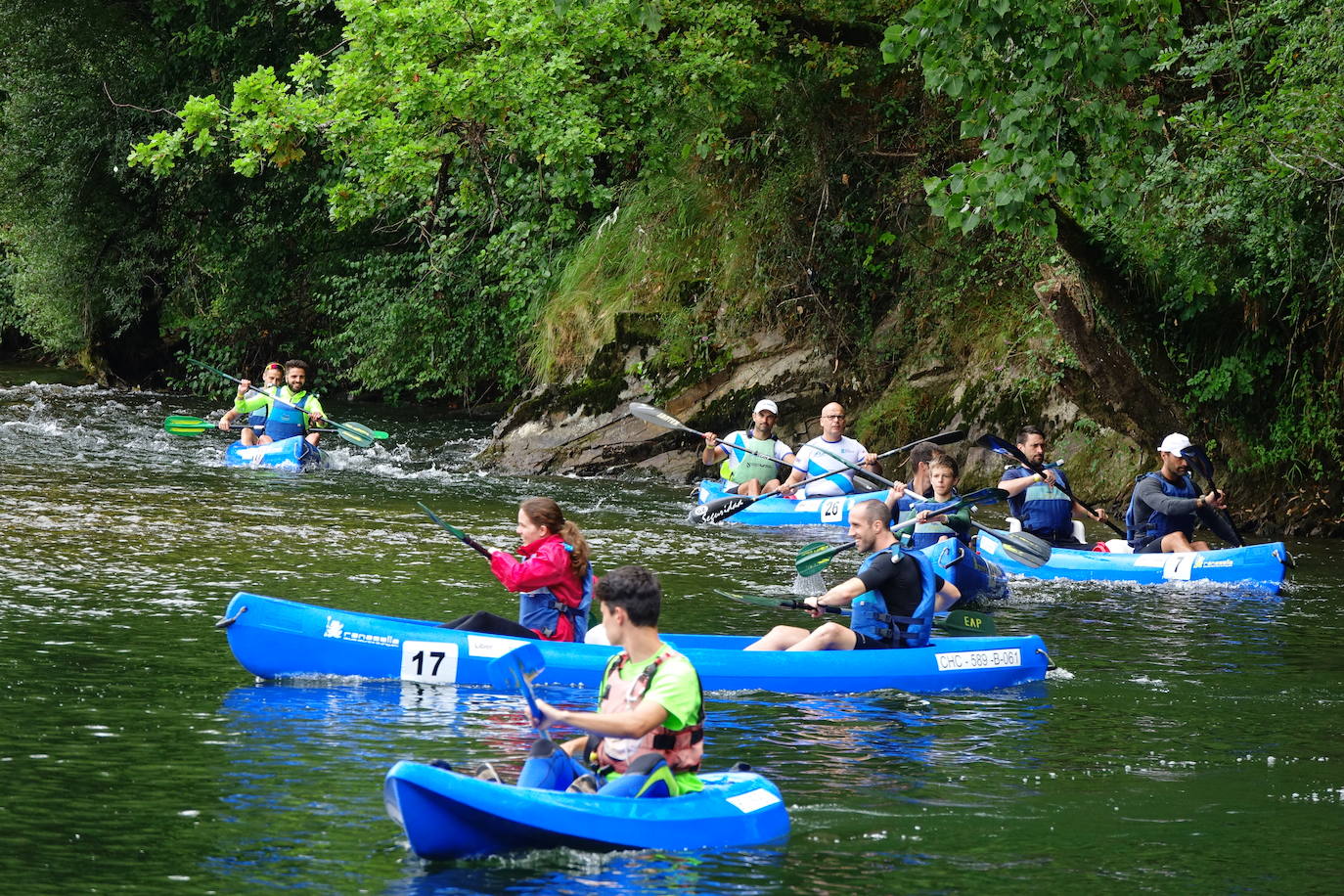 El XXVII Descenso del Sella Adaptado contó con la participación de un grupo reducido de deportistas con discapacidad para que la celebración de la prueba se ajustara a la normativa de prevención y actuación ante la #covid19. Las piraguas fueron ocupadas por una persona con discapacidad y un acompañante sin afectación y bajo medidas de seguridad sanitarias