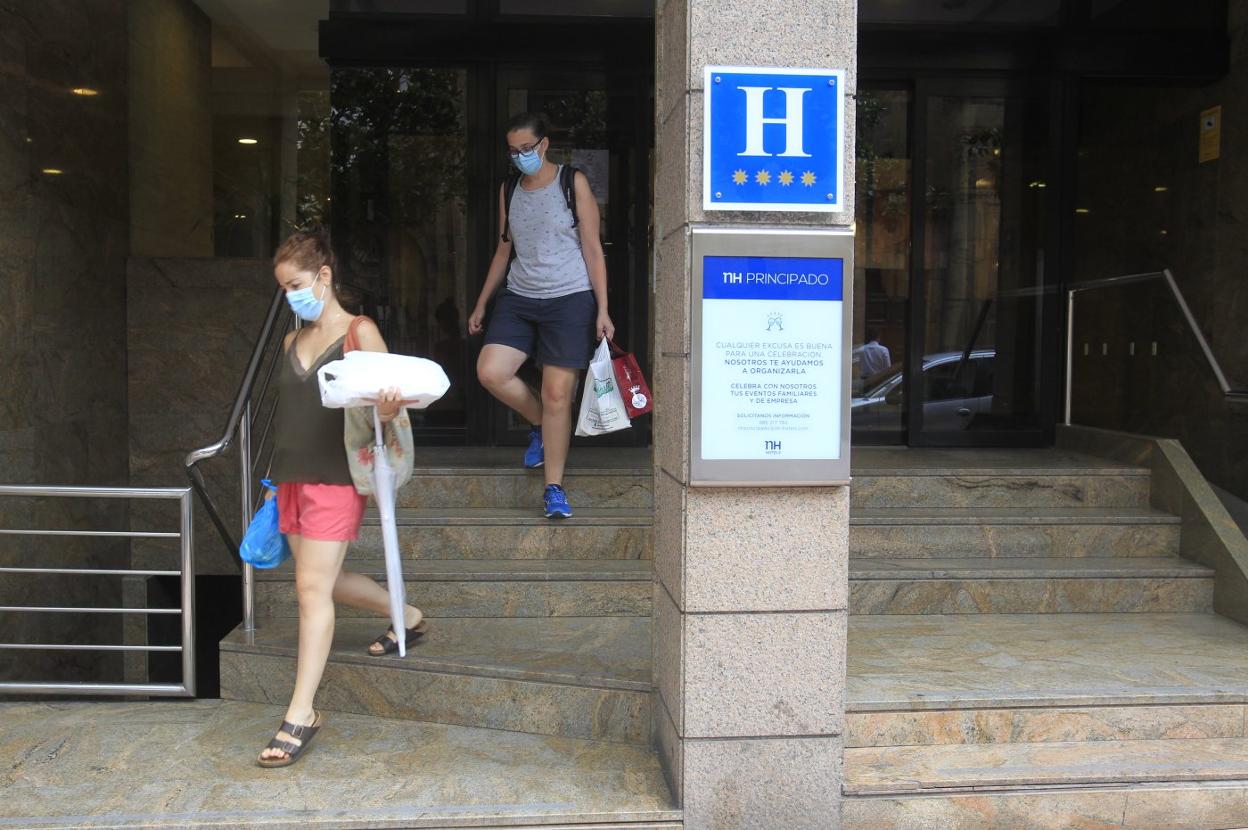 Dos mujeres salen de un hotel en la calle San Francisco. 