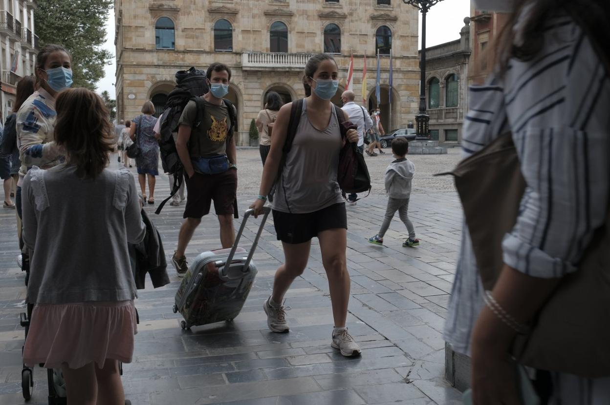 Turistas, visitantes y gijoneses, en la plaza Mayor. 