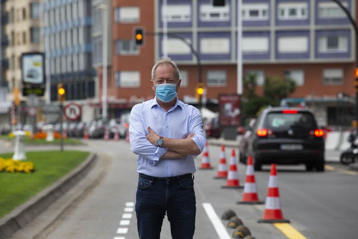 Aurelio Martín, sobre el nuevo carril bici que se está dibujando junto a la mediana de Rufo García Rendueles, que ocupa uno de los carriles de coches y sustituirá al que existe pegado al paseo peatonal. 