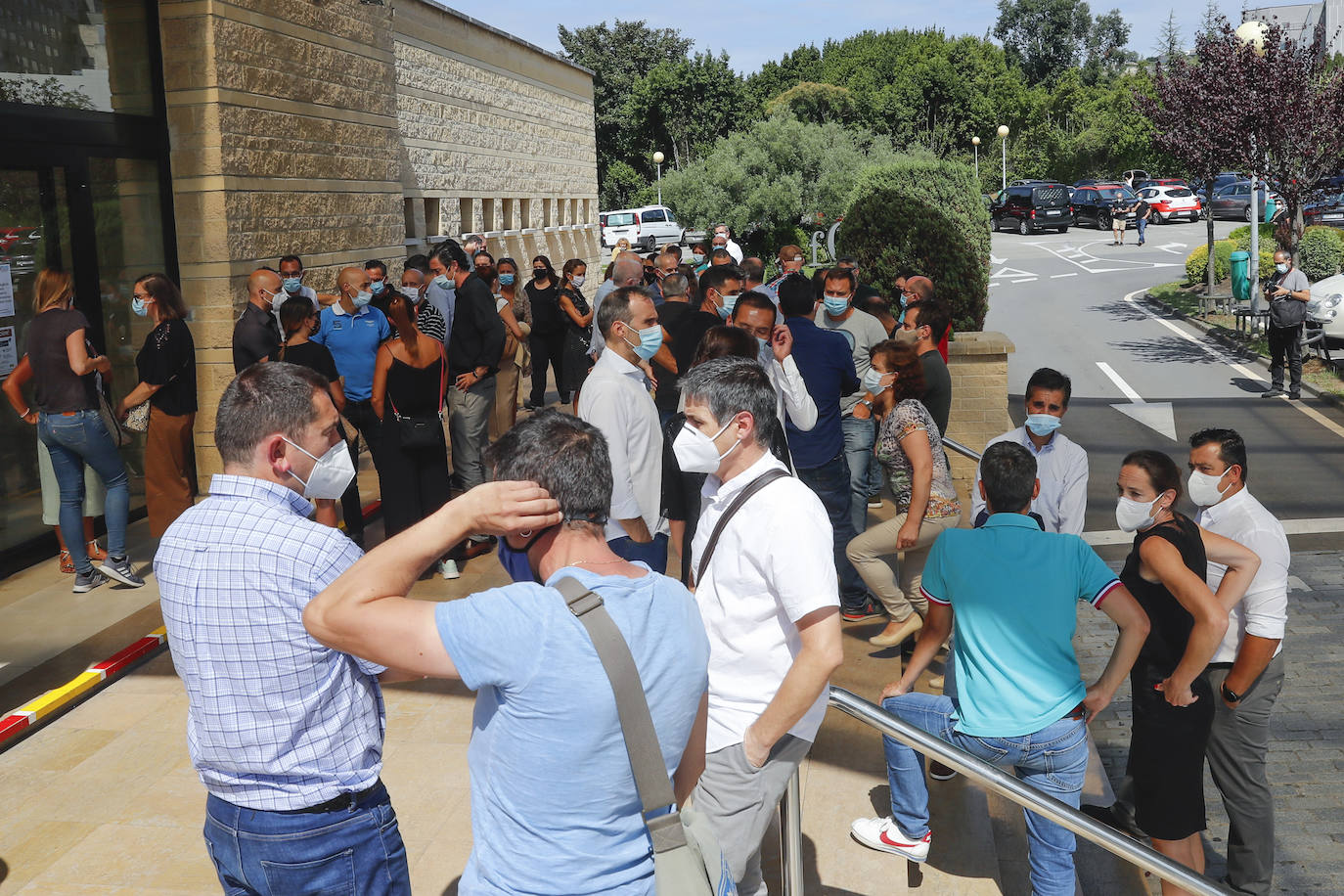 Gijón ha despedido este lunes a Jorge Rodríguez Crego, el asturiano que perdió la vida el pasado fin de semana en un accidente de tráfico en la autopista A-66, a la altura de Onzonilla (León) mientras viajaba a a Béjar con su mujer y sus dos hijas. El tanatorio de Cabueñes se ha quedado pequeño esta tarde para darle el último adiós a Jorge, de 44 años, cuyo padre, Emilio, lleva años presidiendo la asociación de vecinos de Poniente. 