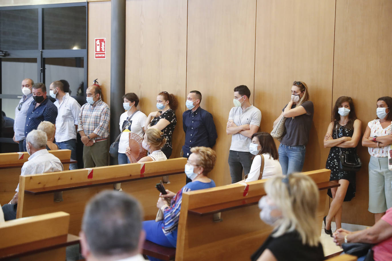 Gijón ha despedido este lunes a Jorge Rodríguez Crego, el asturiano que perdió la vida el pasado fin de semana en un accidente de tráfico en la autopista A-66, a la altura de Onzonilla (León) mientras viajaba a a Béjar con su mujer y sus dos hijas. El tanatorio de Cabueñes se ha quedado pequeño esta tarde para darle el último adiós a Jorge, de 44 años, cuyo padre, Emilio, lleva años presidiendo la asociación de vecinos de Poniente. 