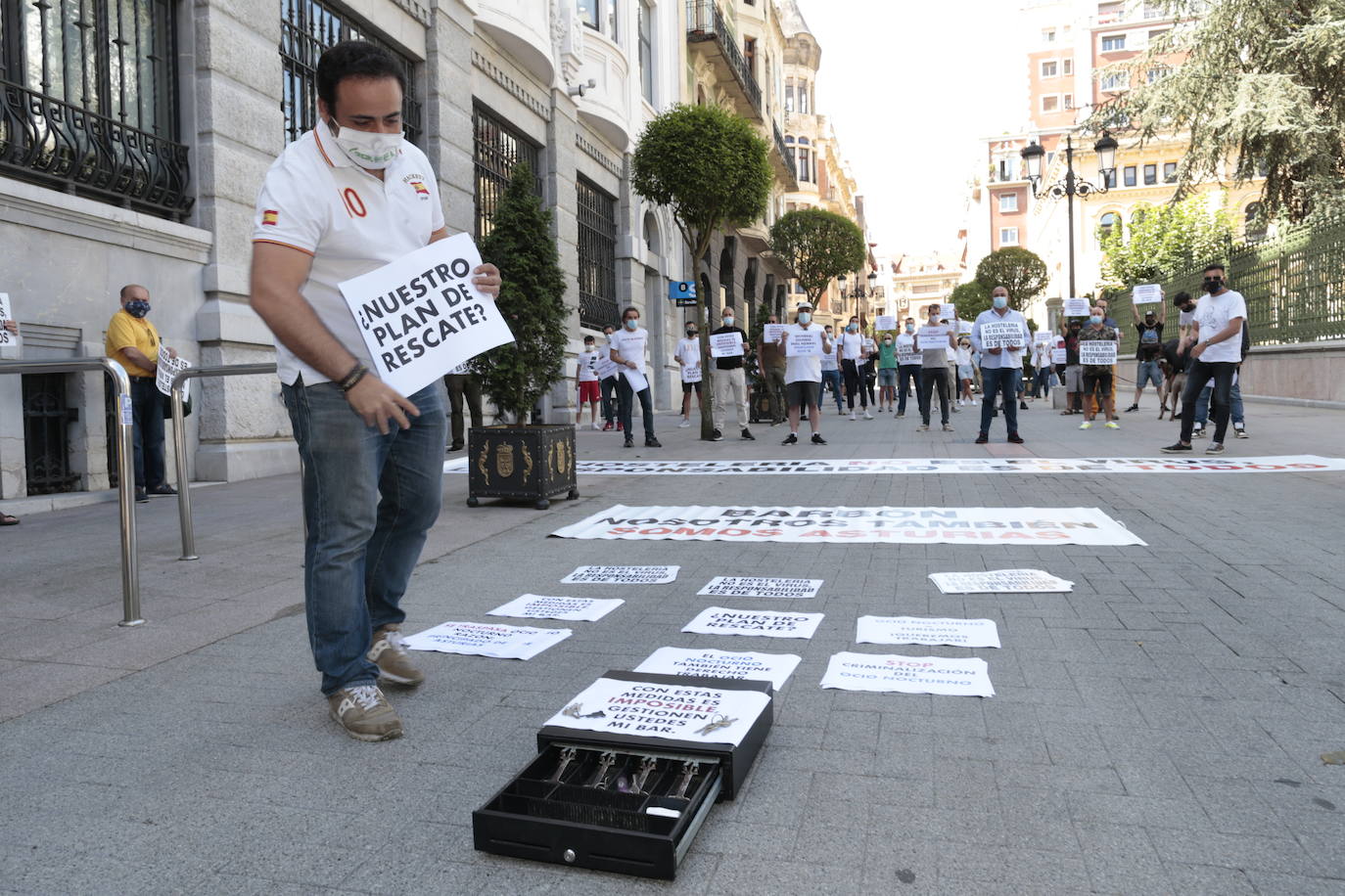 Hosteleros y empresarios de ocio nocturno de todo el Principado se han manifestado este lunes en Oviedo para reclamar al Gobierno regional que no se «criminalice» al sector. Además, han pedido la ampliación del horarios hasta las 4.00 horas, la aplicación de ERTE por fuerza mayor para los locales que quieran cerrar hasta junio del 2021, la exención del 80 por ciento de las cotizaciones para lo que permanezcan abiertos y un plan de ayudas para los alquileres. 