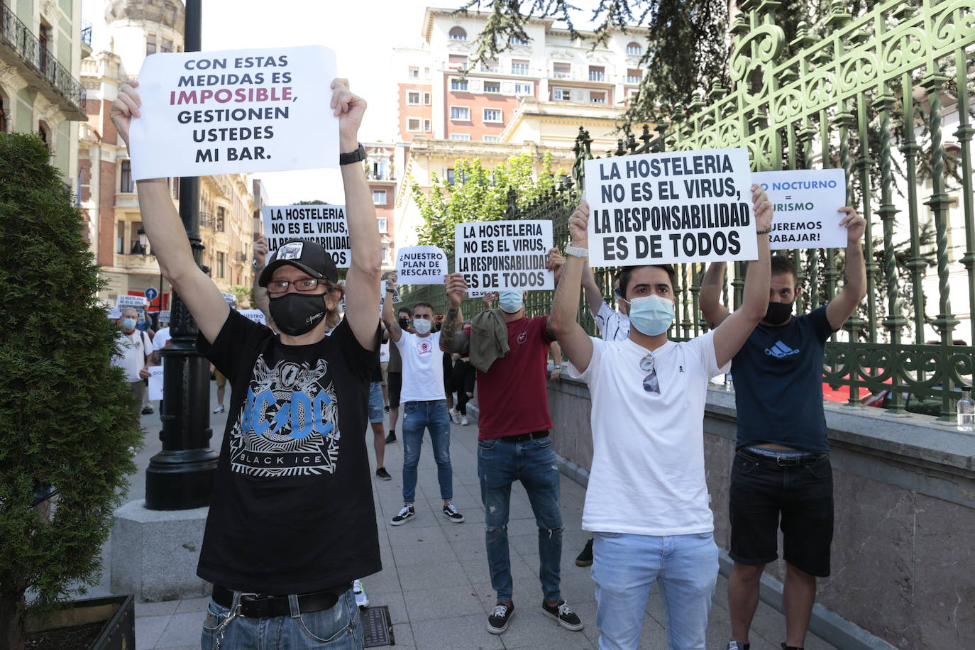 Hosteleros y empresarios de ocio nocturno de todo el Principado se han manifestado este lunes en Oviedo para reclamar al Gobierno regional que no se «criminalice» al sector. Además, han pedido la ampliación del horarios hasta las 4.00 horas, la aplicación de ERTE por fuerza mayor para los locales que quieran cerrar hasta junio del 2021, la exención del 80 por ciento de las cotizaciones para lo que permanezcan abiertos y un plan de ayudas para los alquileres. 